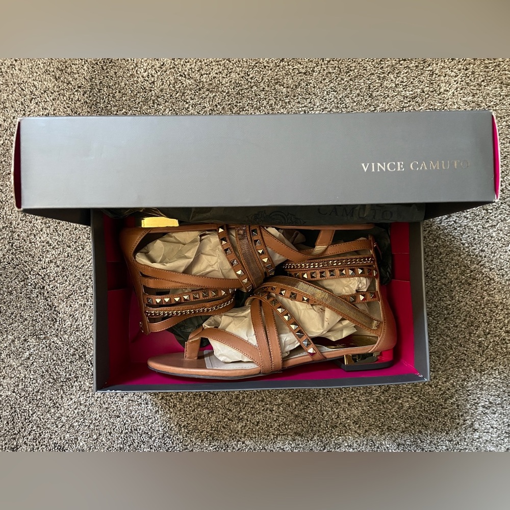 NWOT: 8.5 Vince Camuto Brown & Gold Gladiator Sandals with Studs (zipper backs)